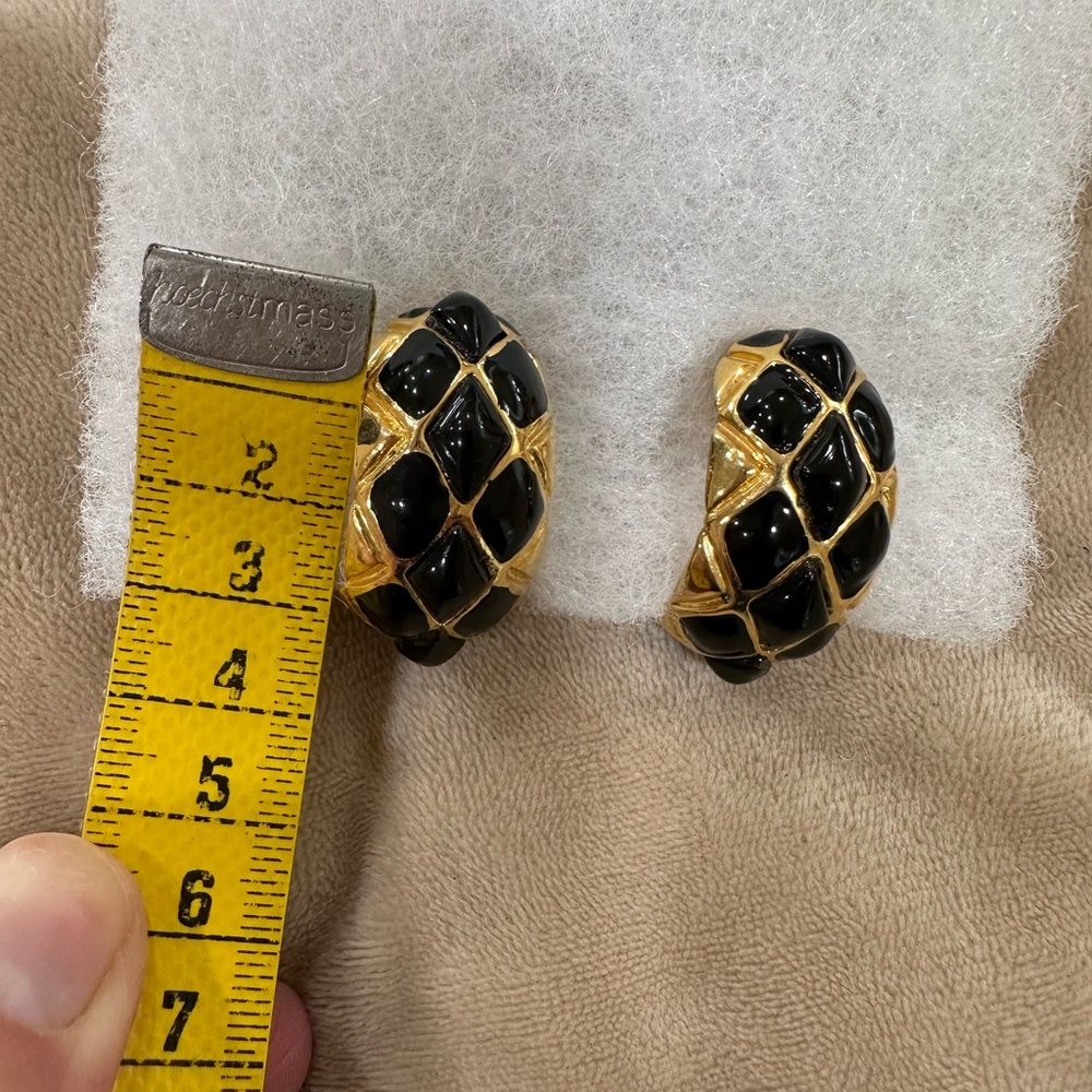 Black and gold color clip on earrings. - Picture 4 of 5